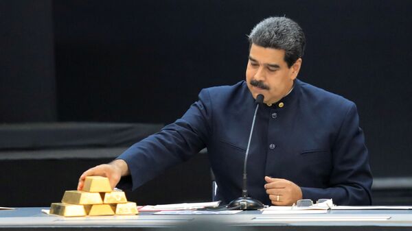 Президент Венесуэлы Николас Мадуро держит золотые слитки во Дворце Мирафлорес в Каракасе Президент Венесуэлы Николас Мадуро держит золотые слитки во Дворце Мирафлорес в Каракасе