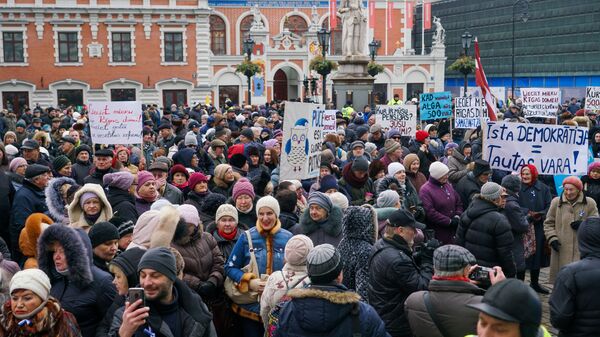 Участники митинга в поддержку мэра Риги Нила Ушакова на Ратушной площади латвийской столицы Участники митинга в поддержку мэра Риги Нила Ушакова на Ратушной площади латвийской столицы