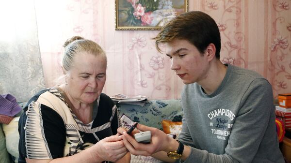 Волонтер помогает подключить приставку для цифрового эфирного телевидения жительнице города Гаврилов Ям Волонтер помогает подключить приставку для цифрового эфирного телевидения жительнице города Гаврилов Ям