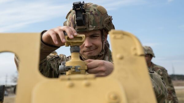 Американские военные тренируются стрелять из советской пушки Д-30 Американские военные тренируются стрелять из советской пушки Д-30