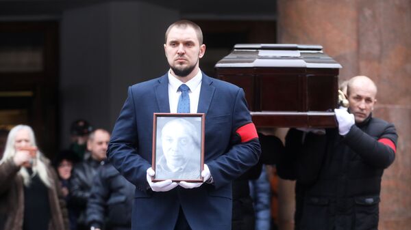Вынос гроба с телом актера Сергея Юрского после церемонии прощания в театре имени Моссовета Вынос гроба с телом актера Сергея Юрского после церемонии прощания в театре имени Моссовета