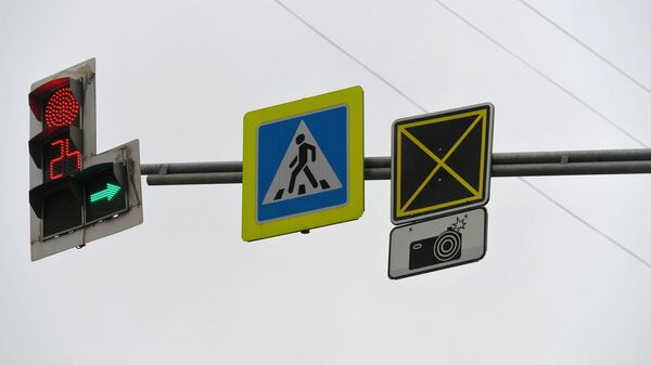 Дорожные знаки над вафельной разметкой в Москве Дорожные знаки над вафельной разметкой в Москве