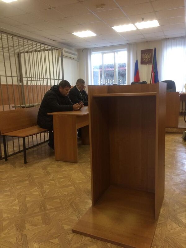 Дмитрий Левенко вместе с адвокатом в суде Дмитрий Левенко вместе с адвокатом в суде