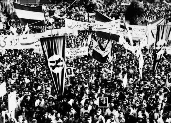 Митинг сторонников Мосаддыка. 16 августа 1953 Митинг сторонников Мосаддыка. 16 августа 1953