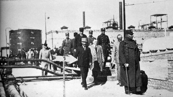 Реза Пехлеви осматривает нефтяной комплекс в Абадане. 1931 год Реза Пехлеви осматривает нефтяной комплекс в Абадане. 1931 год