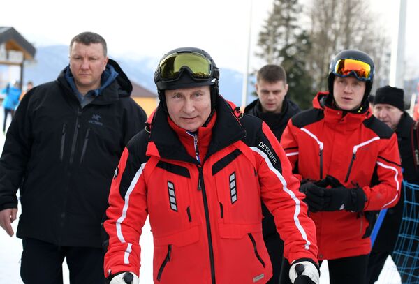 Президент РФ Владимир Путин во время катания на лыжах. 13 февраля 2019 Президент РФ Владимир Путин во время катания на лыжах. 13 февраля 2019