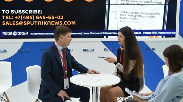 Губернатор Хабаровского края Сергей Фургал на стенде МИА Россия сегодня на Российском инвестиционном форуме в Сочи Губернатор Хабаровского края Сергей Фургал на стенде МИА Россия сегодня на Российском инвестиционном форуме в Сочи