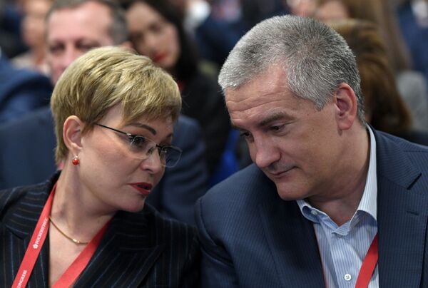 Губернатор Мурманской области Марина Ковтун и глава Крыма Сергей Аксенов на Российском инвестиционном форуме в Сочи Губернатор Мурманской области Марина Ковтун и глава Крыма Сергей Аксенов на Российском инвестиционном форуме в Сочи