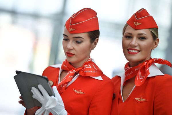 Девушки в форме стюардесс авиакомпании Аэрофлот на Российском инвестиционном форуме в Сочи Девушки в форме стюардесс авиакомпании Аэрофлот на Российском инвестиционном форуме в Сочи