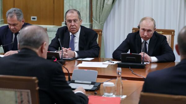 Президент РФ Владимир Путин во время беседы с президентом Турецкой Республики Реджепом Тайипом Эрдоганом в Сочи Президент РФ Владимир Путин во время беседы с президентом Турецкой Республики Реджепом Тайипом Эрдоганом в Сочи