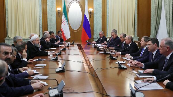 Президент РФ Владимир Путин во время беседы с президентом Исламской Республики Иран Хасаном Рухани в Сочи Президент РФ Владимир Путин во время беседы с президентом Исламской Республики Иран Хасаном Рухани в Сочи