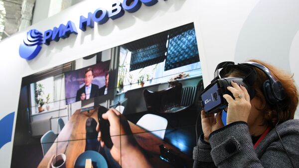 Генеральный директор Государственной Третьяковской галереи Зельфира Трегулова тестирует очки виртуальной реальности Gear VR на стенде МИА Россия Сегодня Генеральный директор Государственной Третьяковской галереи Зельфира Трегулова тестирует очки виртуальной реальности Gear VR на стенде МИА Россия Сегодня