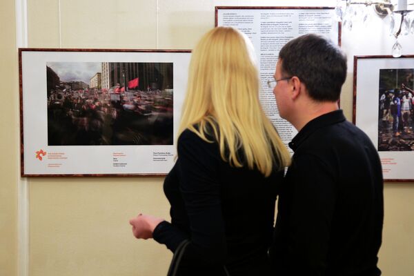Посетители выставки победителей IV Международного конкурса фотожурналистики имени Андрея Стенина в Праге Посетители выставки победителей IV Международного конкурса фотожурналистики имени Андрея Стенина в Праге