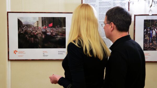 Посетители выставки победителей IV Международного конкурса фотожурналистики имени Андрея Стенина в Праге Посетители выставки победителей IV Международного конкурса фотожурналистики имени Андрея Стенина в Праге