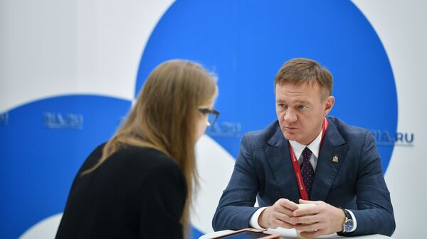 Временно исполняющий обязанности губернатора Курской области Роман Старовойт во время интервью на стенде МИА Россия сегодня на Российском инвестиционном форуме Временно исполняющий обязанности губернатора Курской области Роман Старовойт во время интервью на стенде МИА Россия сегодня на Российском инвестиционном форуме