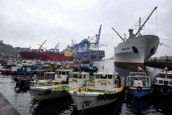 Морской порт в Вальпараисо на побережье Тихого океана Морской порт в Вальпараисо на побережье Тихого океана