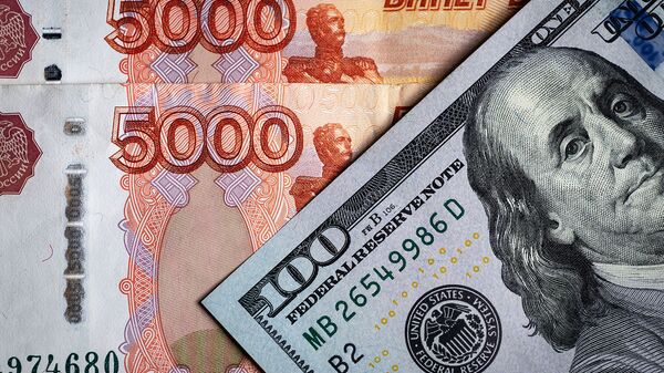 Денежные купюры: российский рубли и доллары США. Архивное фото
