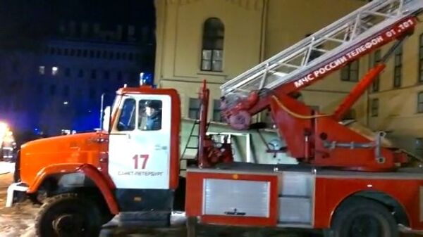 Пожарная машина у дома № 9 на улице Ломоносова в Санкт-Петербурге. 16 февраля 2019 Пожарная машина у дома № 9 на улице Ломоносова в Санкт-Петербурге. 16 февраля 2019