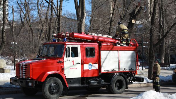Сотрудники противопожарной службы ДНР в центре Донецка, где прогремели три взрыва. 18 февраля 2019