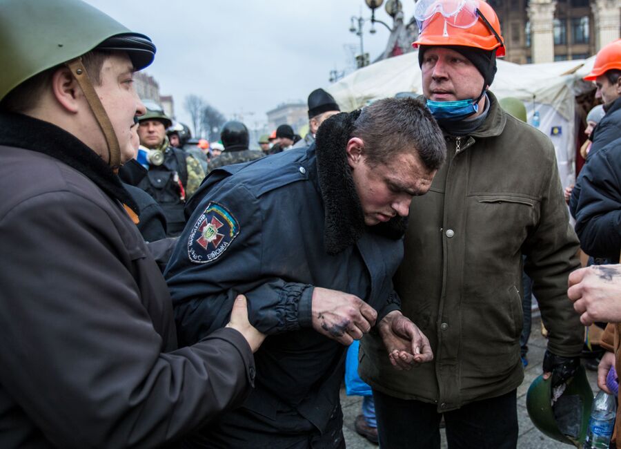 Сторонники оппозиции ведут сотрудника внутренних войск на площади Независимости в Киеве Сторонники оппозиции ведут сотрудника внутренних войск на площади Независимости в Киеве