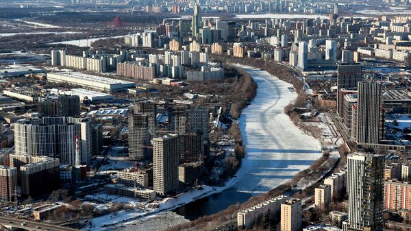 Специалисты ликвидировали следы радужной пленки на Москва-реке