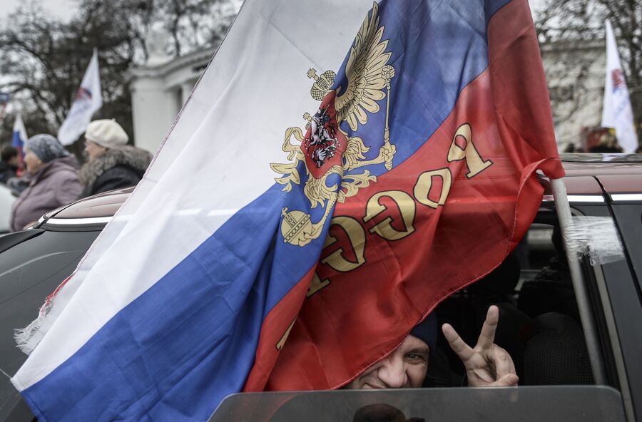 Участник митинга, посвященного решению Крымского парламента и Городского совета Севастополя о вхождении в состав России, на площади Нахимова в Севастополе. Участник митинга, посвященного решению Крымского парламента и Городского совета Севастополя о вхождении в состав России, на площади Нахимова в Севастополе.