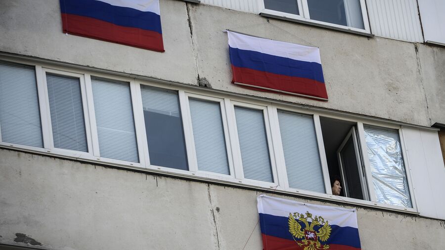 Российские флаги на балконах домов в Севастополе Российские флаги на балконах домов в Севастополе