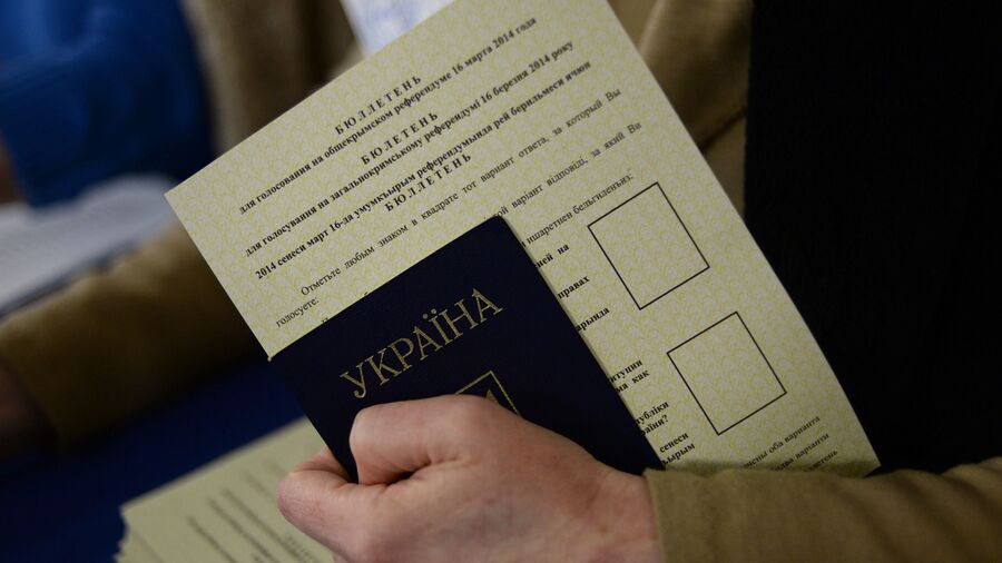 Голосование на референдуме о статусе Крыма на одном из избирательных участков Севастополя Голосование на референдуме о статусе Крыма на одном из избирательных участков Севастополя
