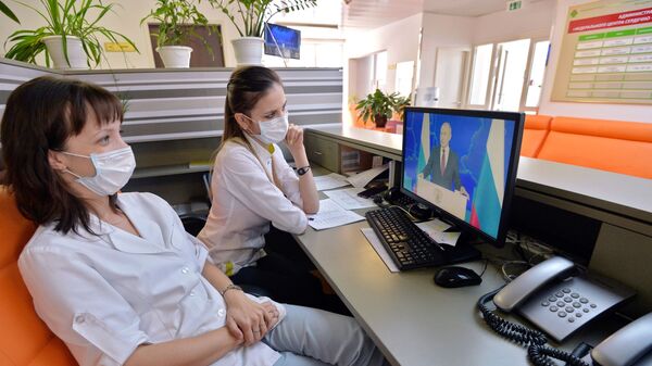Медицинский персонал Центра сердечно-сосудистой хирургии смотрит трансляцию ежегодного послания президента РФ Владимира Путина к Федеральному Собранию