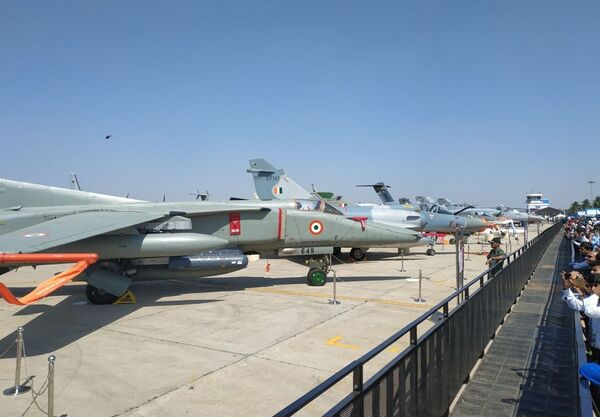 Самолет МиГ 27 на выставке Aero India в Бангалоре Самолет МиГ 27 на выставке Aero India в Бангалоре