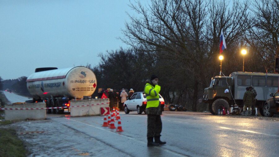 Блокпост на въезде в Севастополь Блокпост на въезде в Севастополь