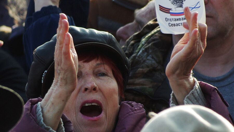 Участники митинга в Севастополе Участники митинга в Севастополе
