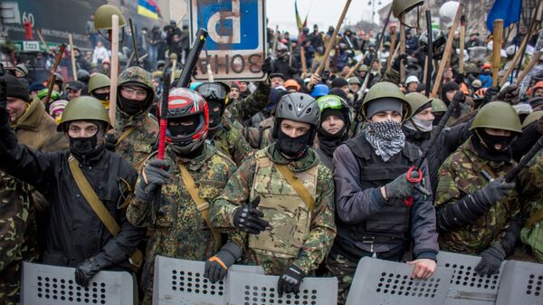 Отряды Самообороны Майдана у баррикад на улице Крещатик во время попытки сторонников президента Януковича убрать баррикады Отряды Самообороны Майдана у баррикад на улице Крещатик во время попытки сторонников президента Януковича убрать баррикады