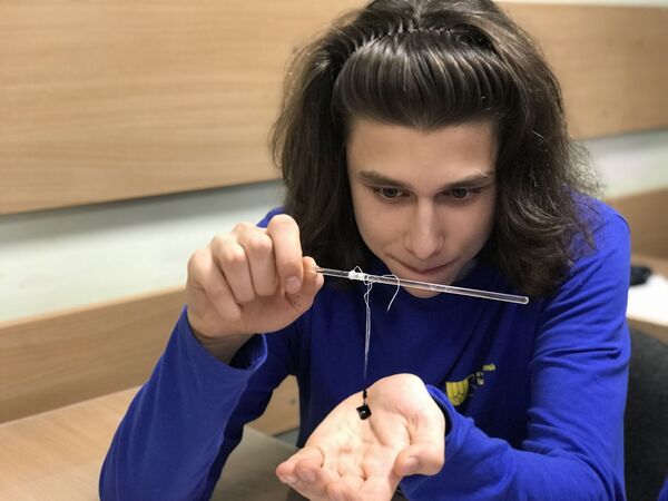 Артековец с кристаллом из соли Артековец с кристаллом из соли