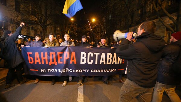 Участники акции против полицейского произвола Бандера, вставай! у здания МВД в Киеве Участники акции против полицейского произвола Бандера, вставай! у здания МВД в Киеве