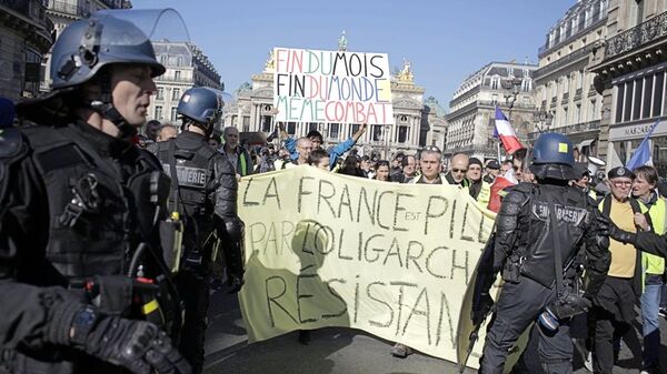 Сотрудники полиции во время акции протеста движения автомобилистов желтые жилеты в Париже.  