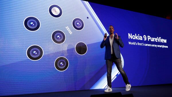 Директор по продуктам HMD Global Юхо Сарвикас представляет смартфон Nokia 9 PureView. 24 февраля 2019 Директор по продуктам HMD Global Юхо Сарвикас представляет смартфон Nokia 9 PureView. 24 февраля 2019