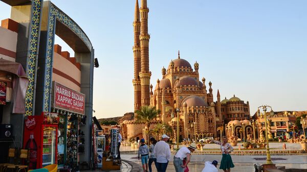 Туристы фотографируются на фоне мечети Аль-Сахаба в Шарм-эль-Шейхе Туристы фотографируются на фоне мечети Аль-Сахаба в Шарм-эль-Шейхе