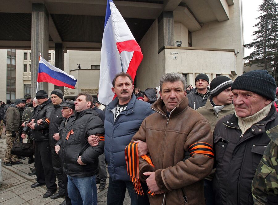 Участники митинга у здания Верховного совета Крыма в Симферополе Участники митинга у здания Верховного совета Крыма в Симферополе
