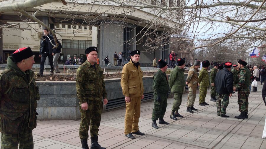 Пророссийские активисты на одной из улиц Крыма Пророссийские активисты на одной из улиц Крыма