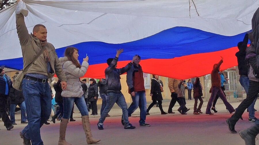 Пророссийские активисты на одной из улиц Крыма Пророссийские активисты на одной из улиц Крыма