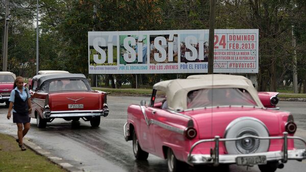 Старые американские автомобили на улице Гаваны, Куба Старые американские автомобили на улице Гаваны, Куба