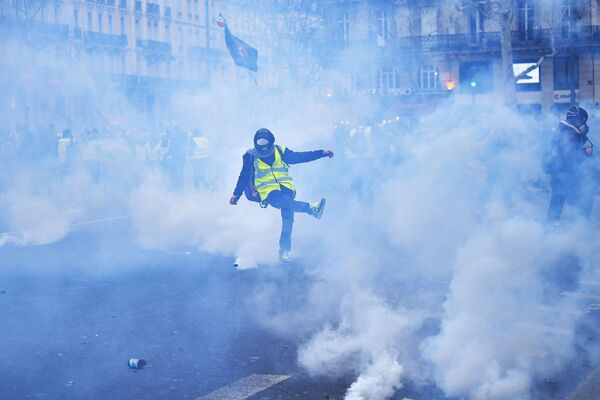 Столкновения участников с полицией во время акции протеста жёлтых жилетов в Париже