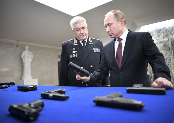 Владимир Путин и министр внутренних дел РФ Владимир Колокольцев во время осмотра выставки перед ежегодным расширенным заседанием коллегии министерства внутренних дел РФ. 28 февраля 2019 Владимир Путин и министр внутренних дел РФ Владимир Колокольцев во время осмотра выставки перед ежегодным расширенным заседанием коллегии министерства внутренних дел РФ. 28 февраля 2019