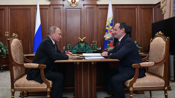 Владимир Путин и глава компании Россети Павел Ливинский во время встречи. 1 марта 2019 Владимир Путин и глава компании Россети Павел Ливинский во время встречи. 1 марта 2019