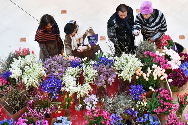 Посетители на Весеннем цветочном базаре в Петровском Пассаже в Москве Посетители на Весеннем цветочном базаре в Петровском Пассаже в Москве