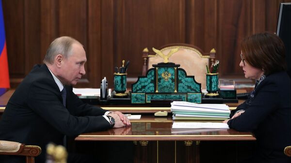 Президент РФ Владимир Путин и председатель Центрального банка РФ Эльвира Набиуллина во время встречи. 4 марта 2019 Президент РФ Владимир Путин и председатель Центрального банка РФ Эльвира Набиуллина во время встречи. 4 марта 2019