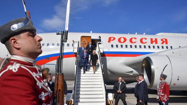 Председатель правительства РФ Дмитрий Медведев во время церемонии встречи в аэропорту Софии