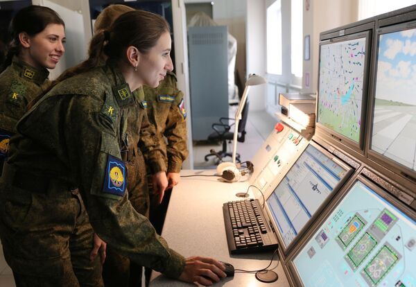 Курсантки-лётчицы в Краснодарском высшем военном авиационном училище имени Героя Советского Союза А.Серова на занятиях в лётном учебно-тренировочном комплексе Курсантки-лётчицы в Краснодарском высшем военном авиационном училище имени Героя Советского Союза А.Серова на занятиях в лётном учебно-тренировочном комплексе