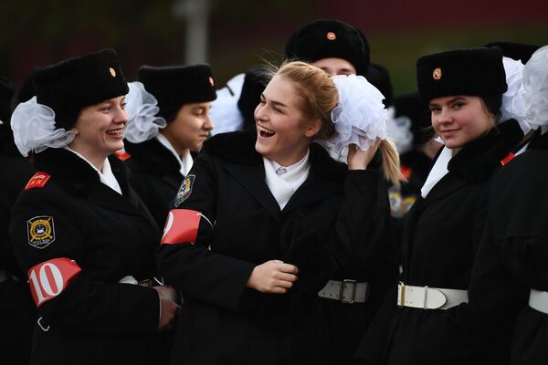Курсантки во время репетиции марша, посвященного 76-й годовщине военного парада на Красной площади 7 ноября 1941 года Курсантки во время репетиции марша, посвященного 76-й годовщине военного парада на Красной площади 7 ноября 1941 года